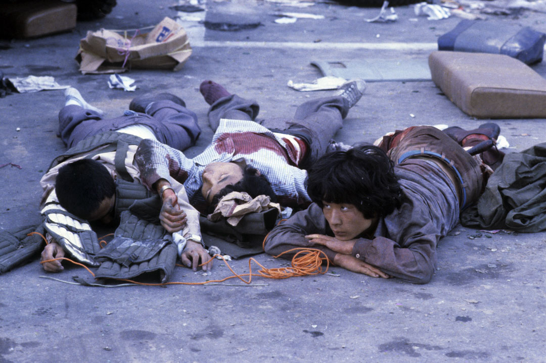 1980年5月,光州事件,掌握軍權的全斗煥下令以武力鎮壓運動,造成大量平民和學生的死傷。