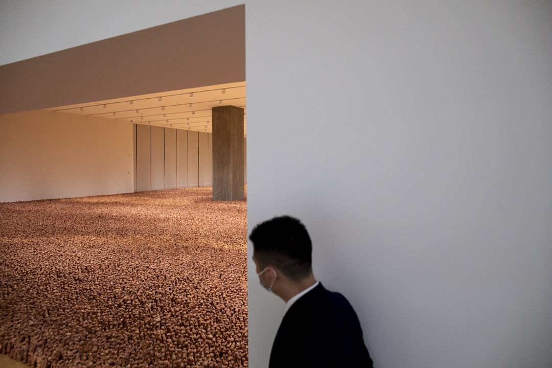 英国知名雕塑家Antony Gormley的作品《亚洲土地》,内容是邀请广东象山村村民人手制作的小泥偶,做成一片如海的泥人黏土大作。这装置属于Antony Gormley的《土地》系列之一,整个系列的创作历程始于 1989 年,艺术家先后于澳大利亚、南北美洲、欧洲和英国等地制作不同版本。