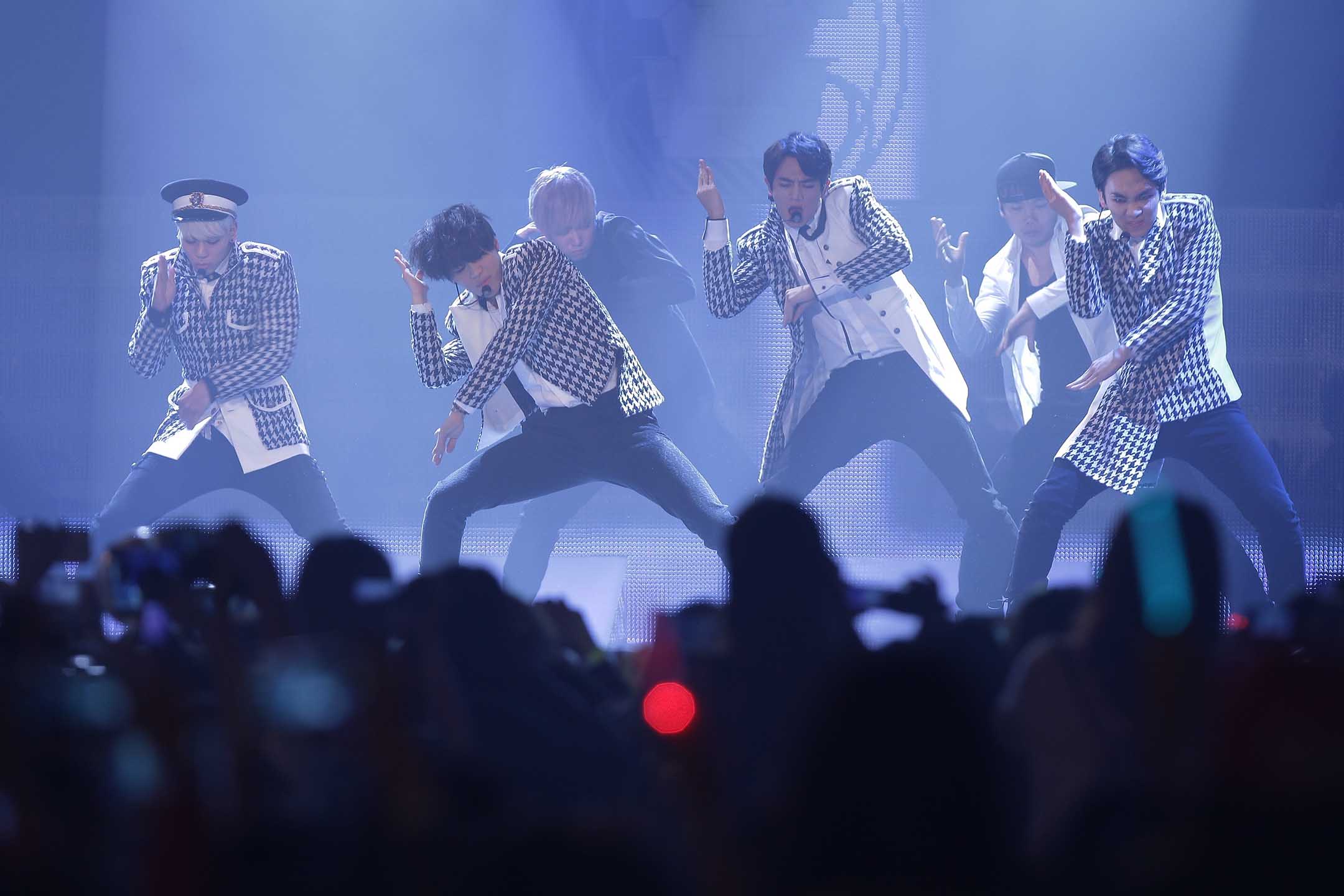 2013年11月3日韓國首爾,SHINee 於Youtube 音樂獎期間在舞台上表演。