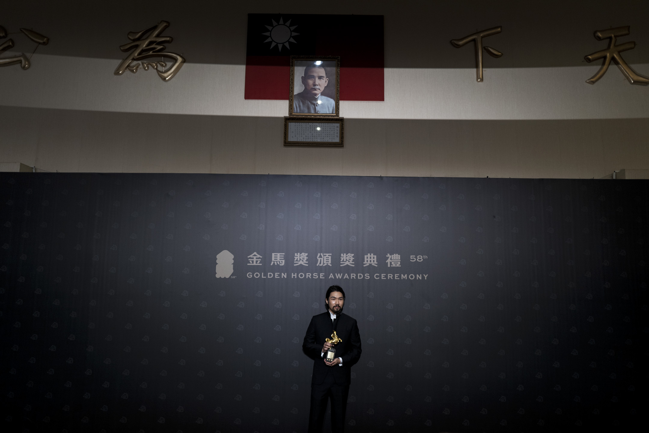 2021年11月27日,香港電影《濁水漂流》獲最佳改編劇本奬,導演李駿碩會見傳媒。