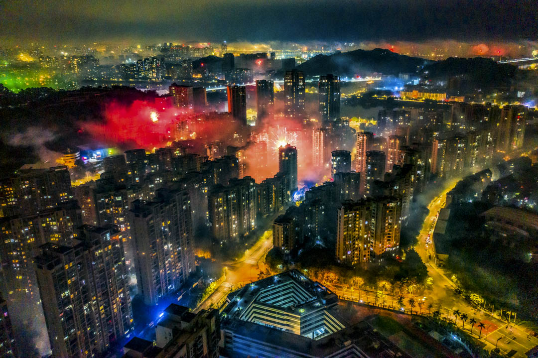 2021年2月12日,福建省福州市煙花在建築物上空盛放,慶祝農曆新年。