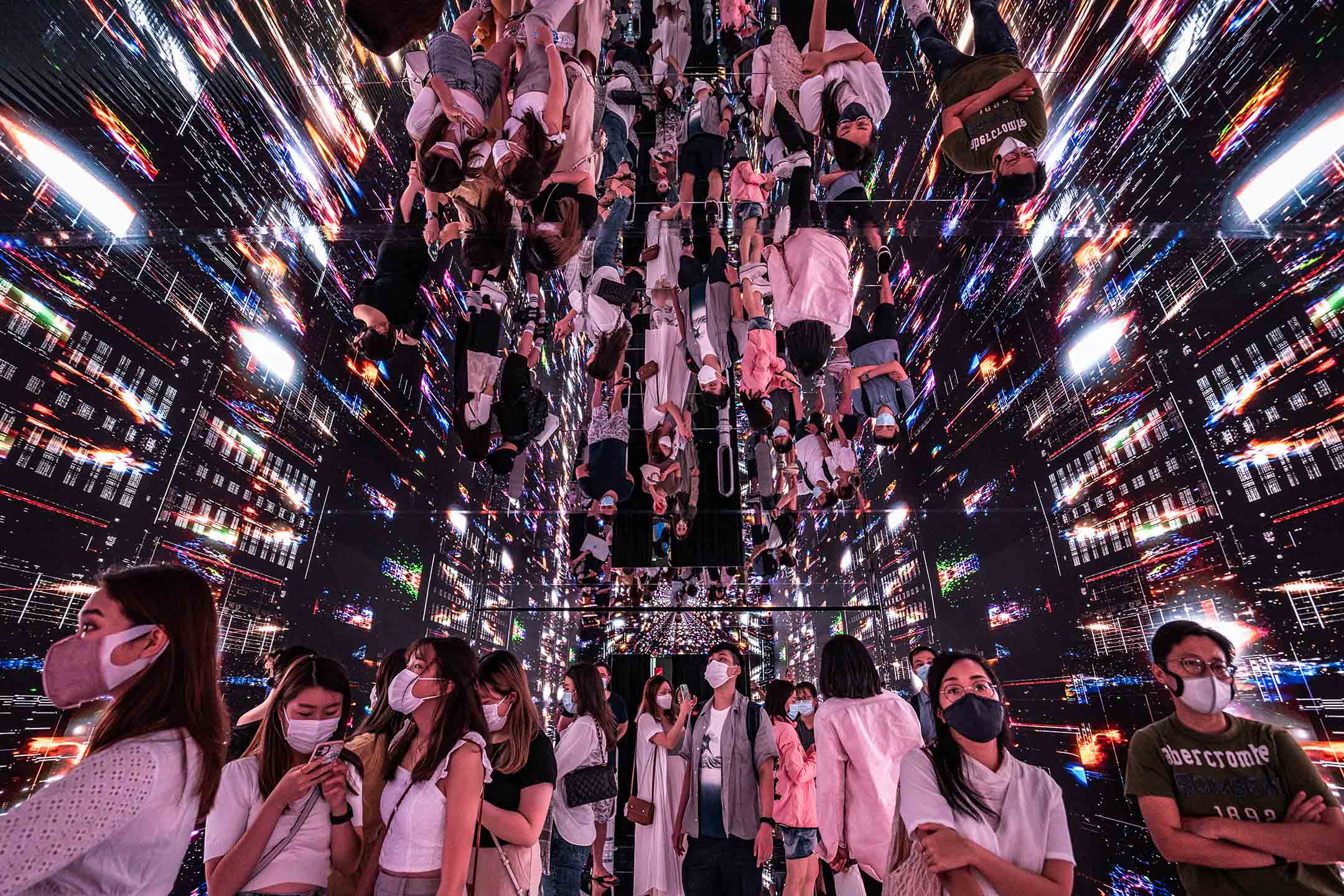 2021年10月3日,香港,参观者在艺术展上体验艺术装置。