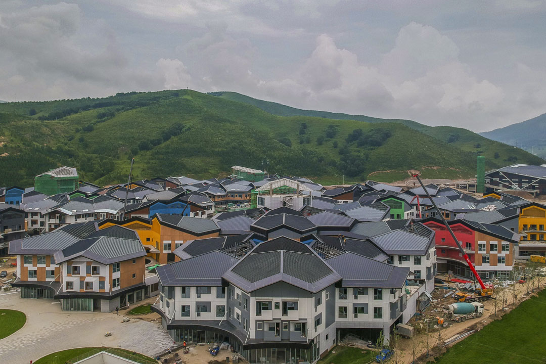 2021年7月28日,河北张家口市为北京2022年冬奥会所建的崇礼区太子城雪镇鸟瞰图。