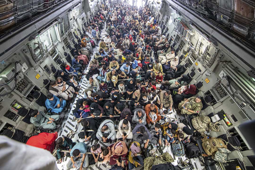 2021年8月21日,阿富汗喀布尔的英国武装部队机上,载著265名阿富汗人离开。
