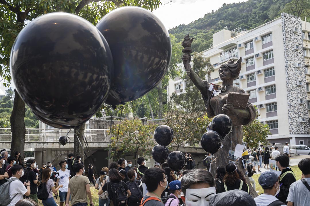 2020年11月19日﹐逾百名香港中文大學學生於校園內發起「畢業遊行」,隊伍在校園內民主女神像集合出發。