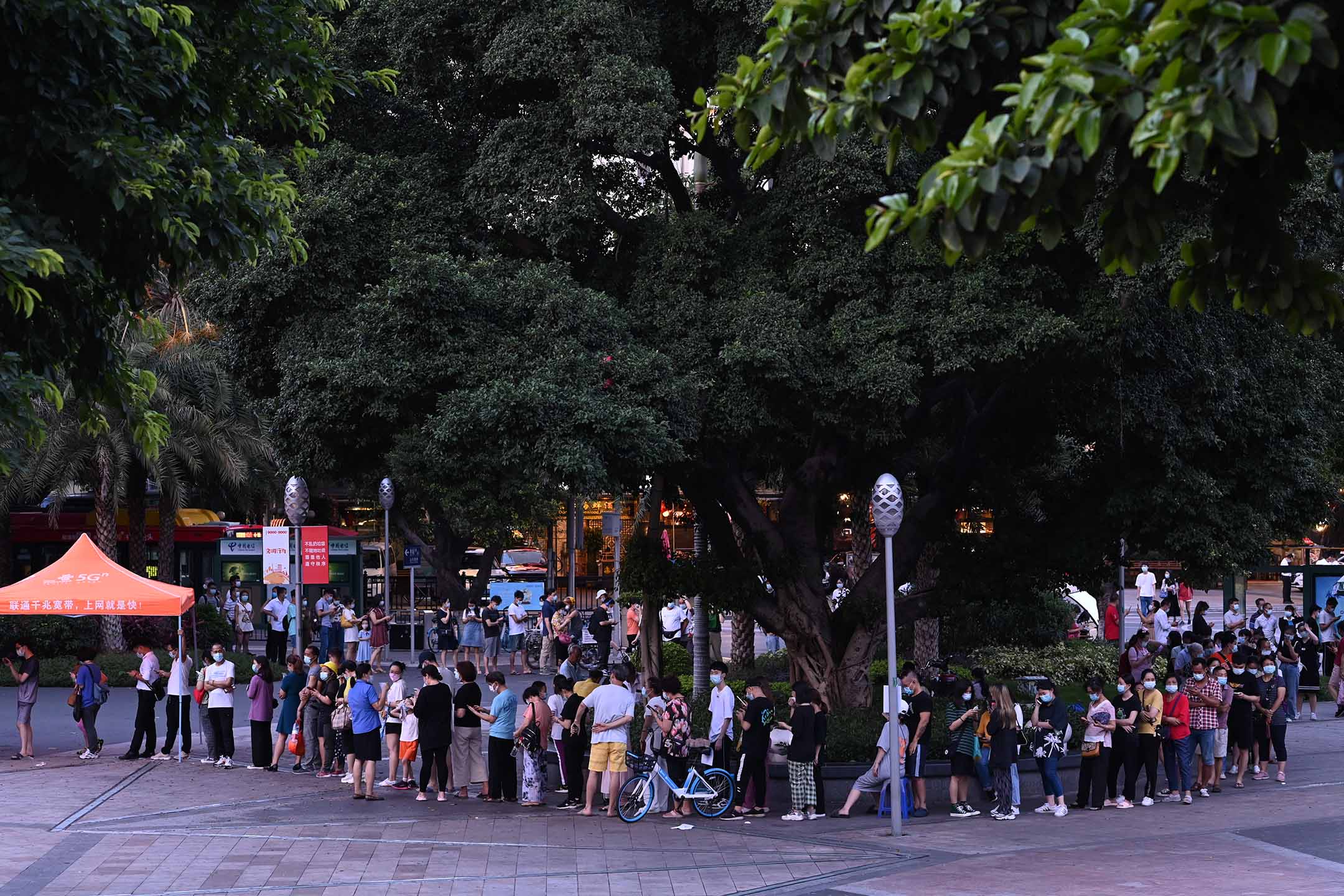 2021年5月27日廣州,居民於廣州市的一個臨時檢測中心排隊進行核酸檢測。