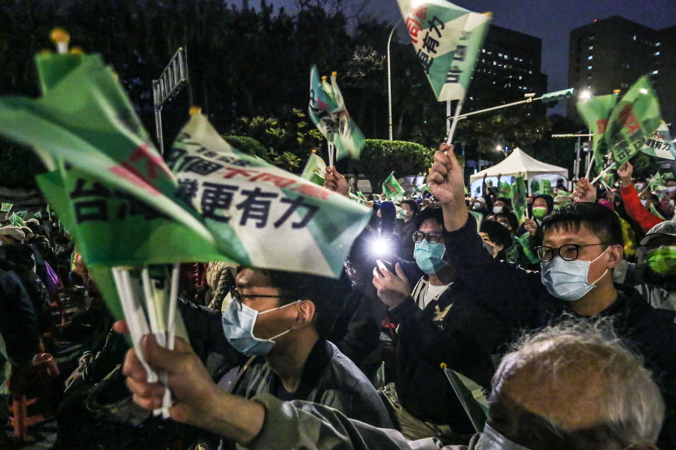 2021年12月17日台北,民進黨舉行「台灣隊站出來」大型公投說明會,支持者在台下歡呼。