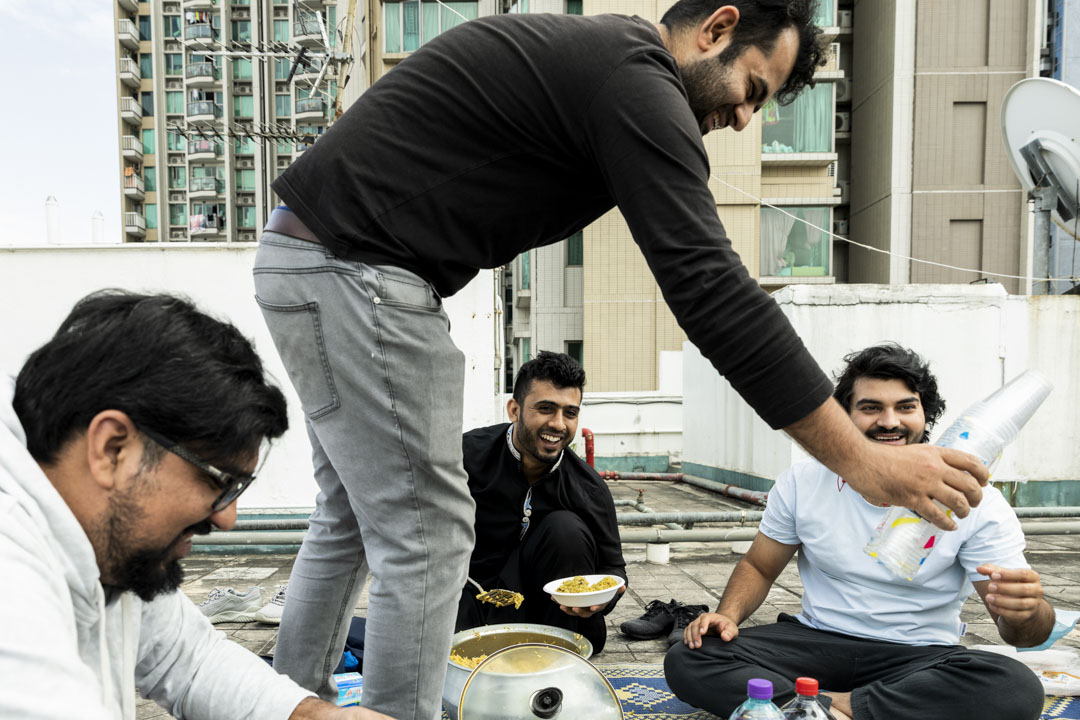 Waqas邀請了foodpanda外賣員罷工談判團隊的成員到深水埗家樓上聚會。