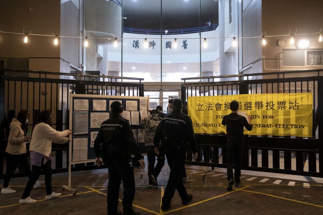 2021年12月19日,立法会换届选举,港岛东选区,小西湾汉华中学票站于晚上10:30分关门。