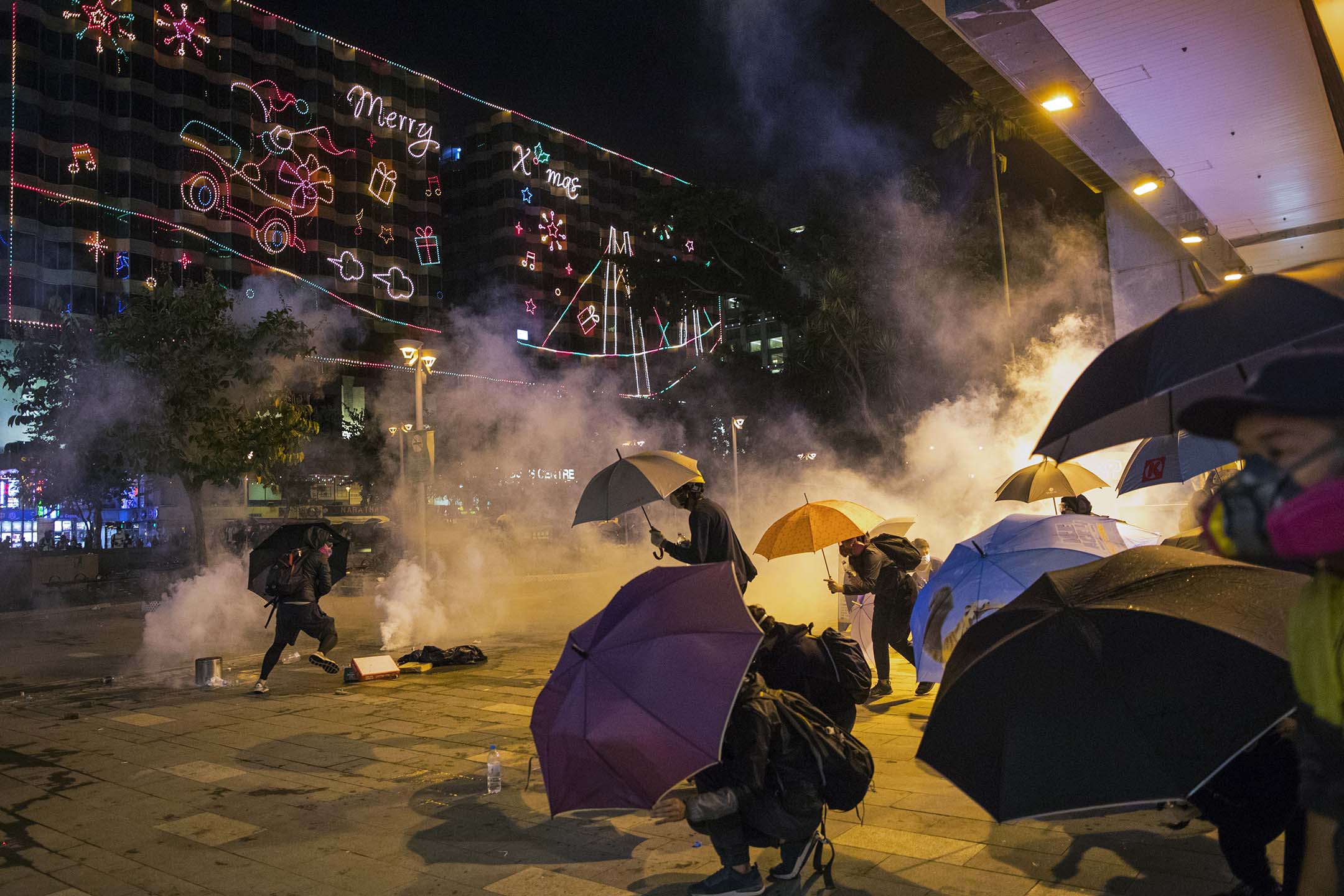 2019年11月21日香港理工大學外,警察施放催淚彈驅趕示威者。