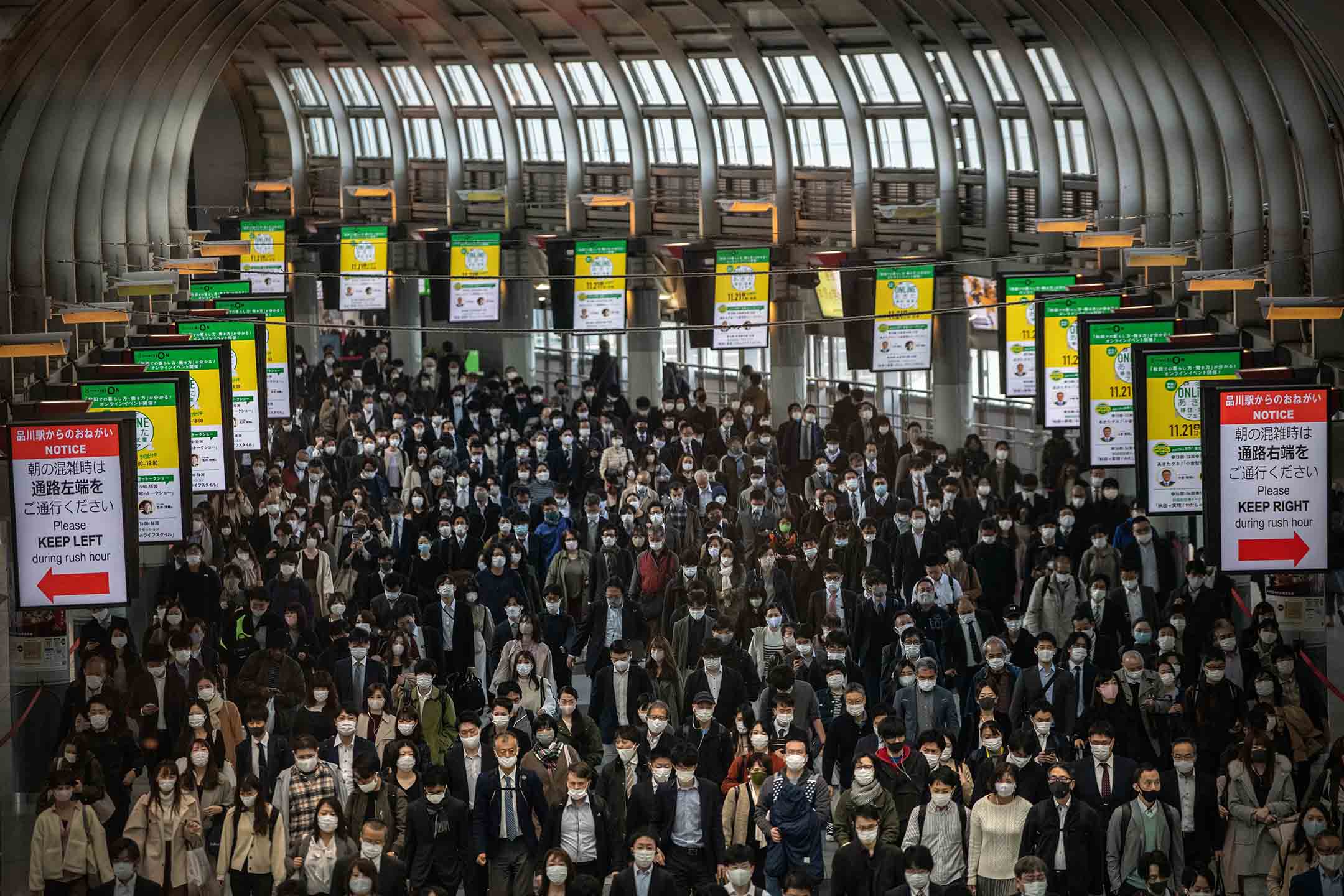 2020年11月18日日本东京,市民戴着口罩穿过日本东京的品川火车站。