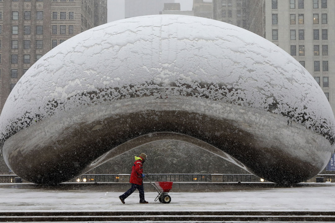 美國芝加哥千禧公園的AT&T廣場的一件塑像名為「雲門」(Cloud Gate)。