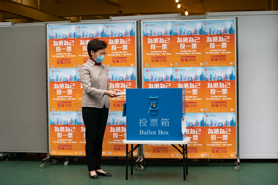 2021年12月19日,香港立法会换届选举,特首林郑月娥早上到所属选区票站投票。