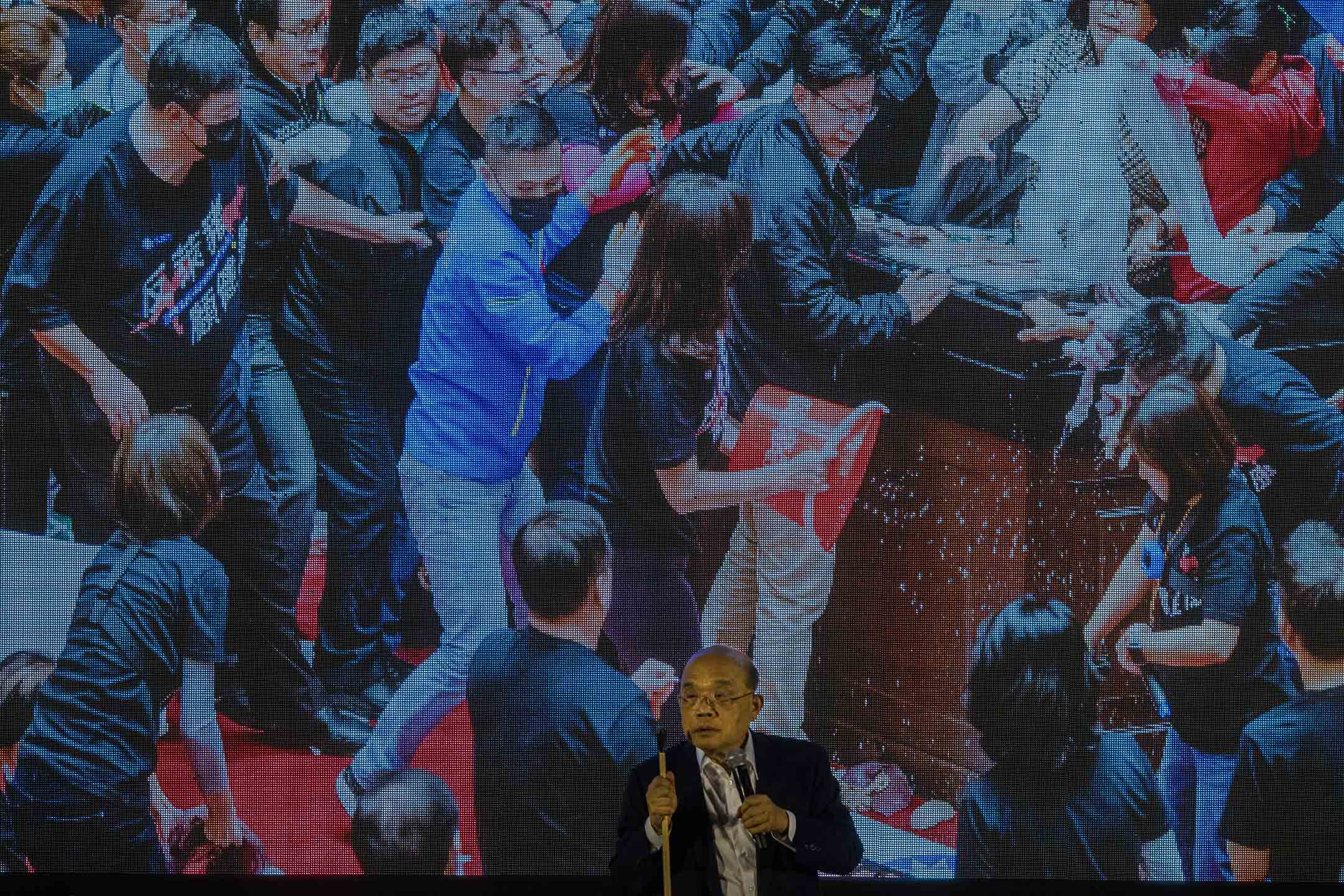 2021年11月8日新北市,蘇貞昌在有關公投的演講中呼籲支持者投4個不同意票。