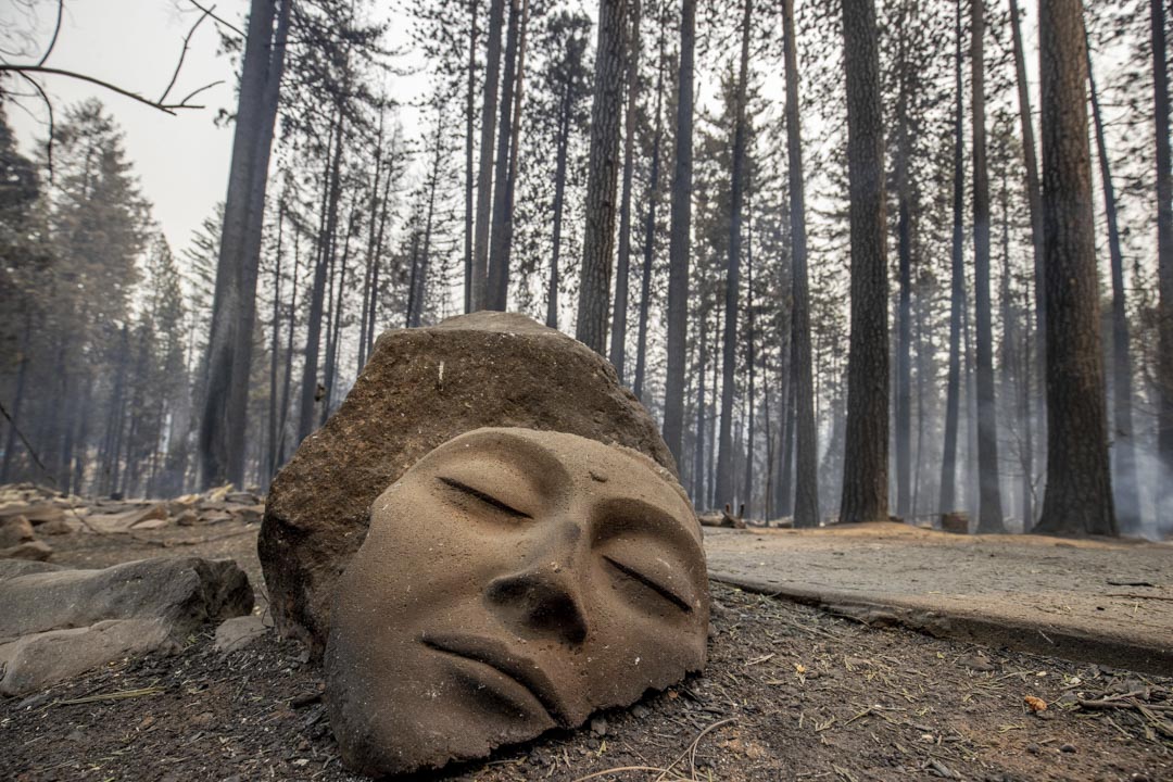 2021年8月17日,美國加洲一座被山火摧毀的雕像。