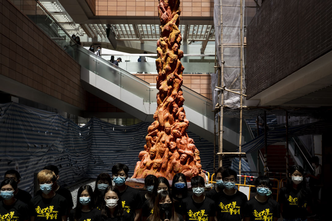 2020年6月4日,港大學生會按傳統洗刷「國殤之柱」。