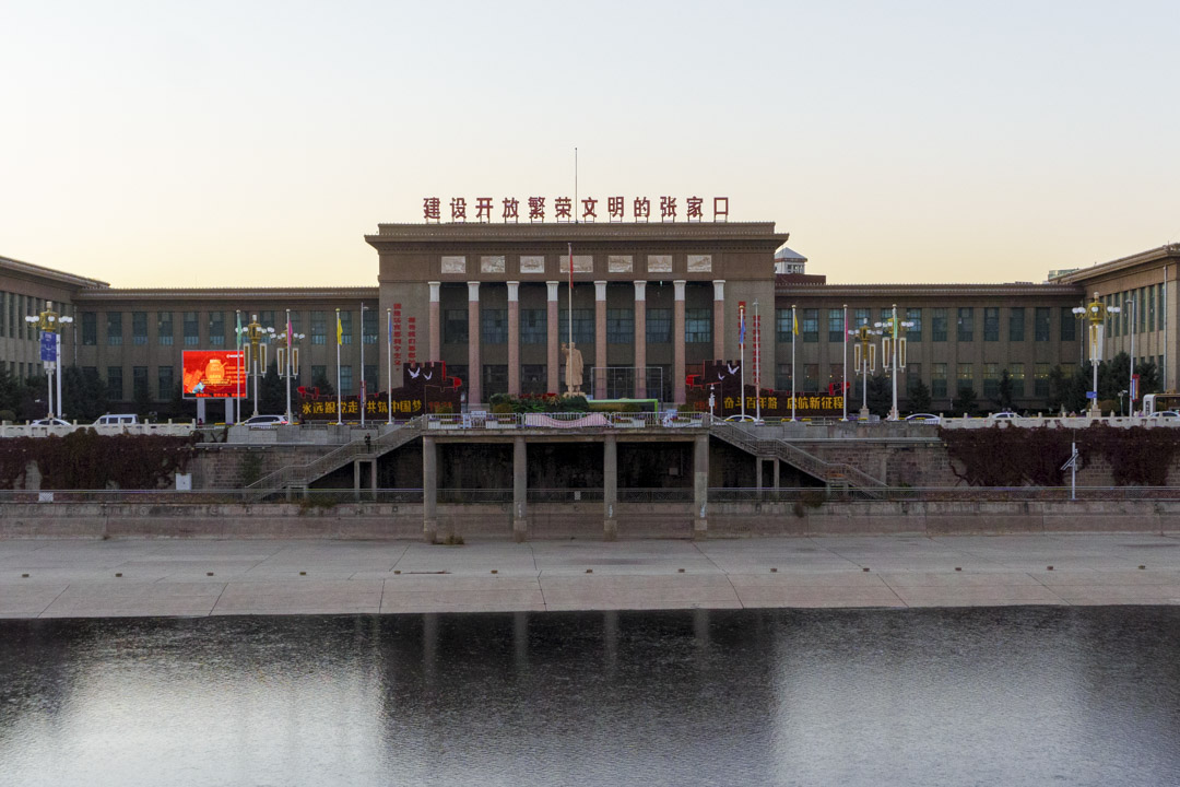 张家口市展览馆在文化大革命中建造,曾经是市中心,现在市中心移到新城区了。