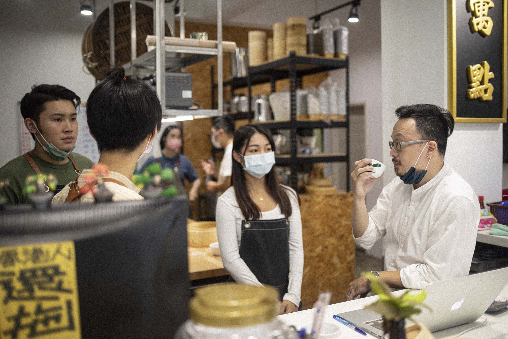Ricky在寓点内和同事聊天。
