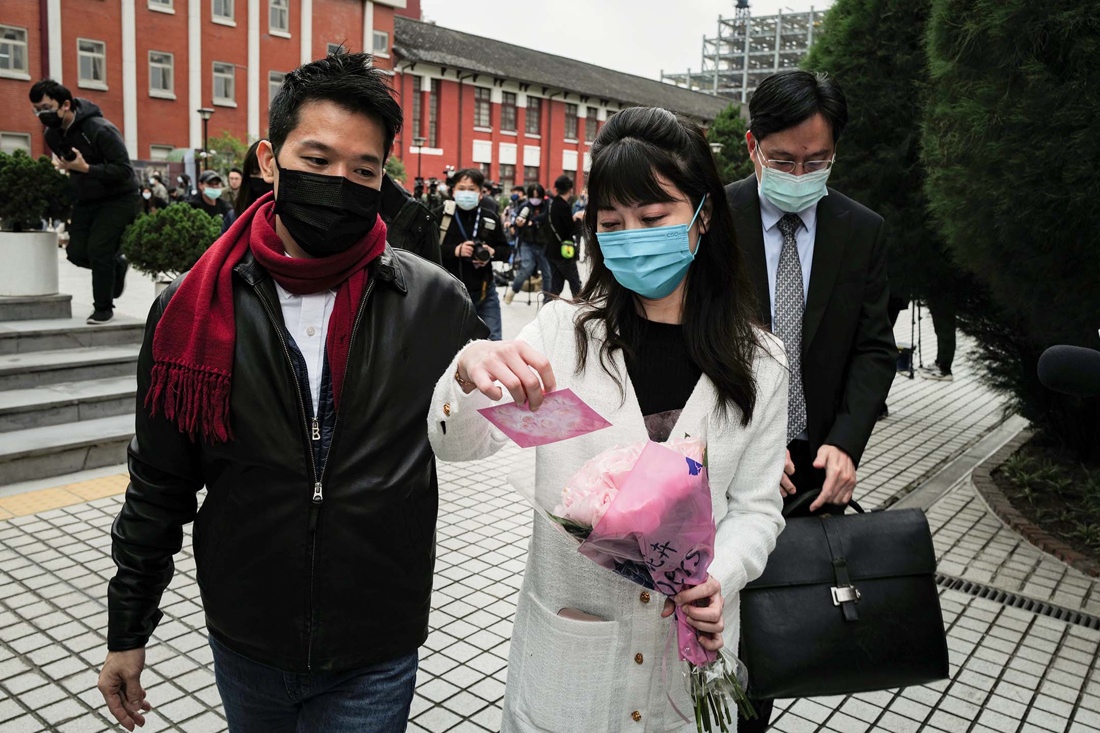 2021年12月1日台北立法院,高嘉瑜接受媒體訪問後,收到立委何志偉的鮮花。