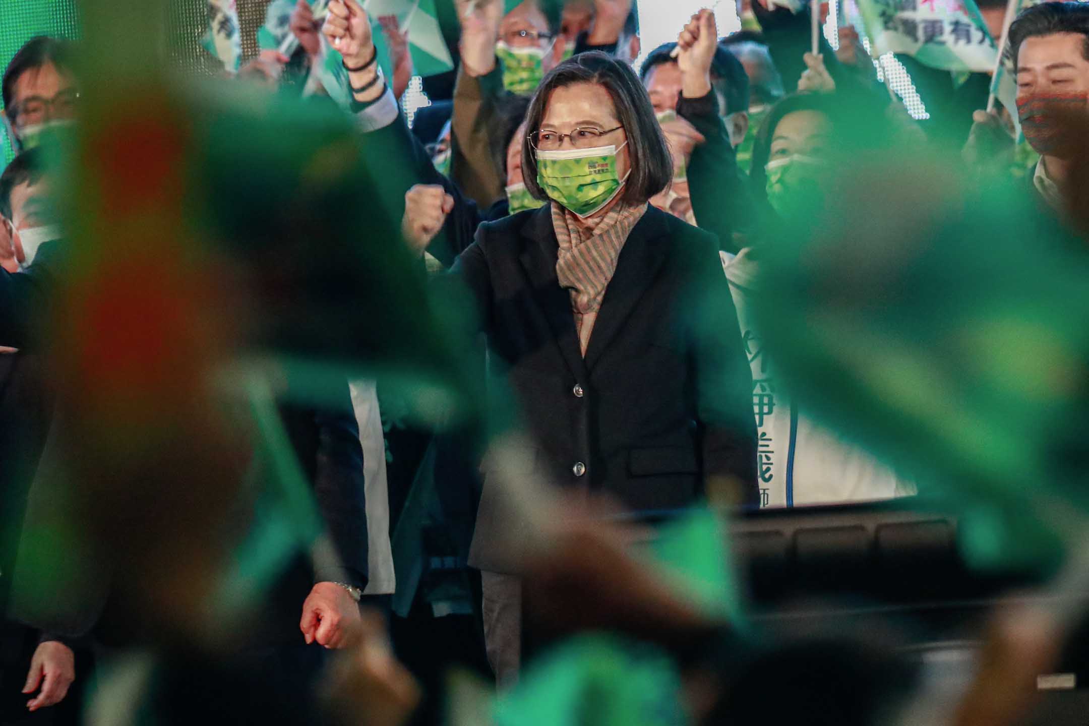 2021年12月17日台北,民進黨舉行「台灣隊站出來」大型公投說明會,蔡英文在台上向支持者揮手。