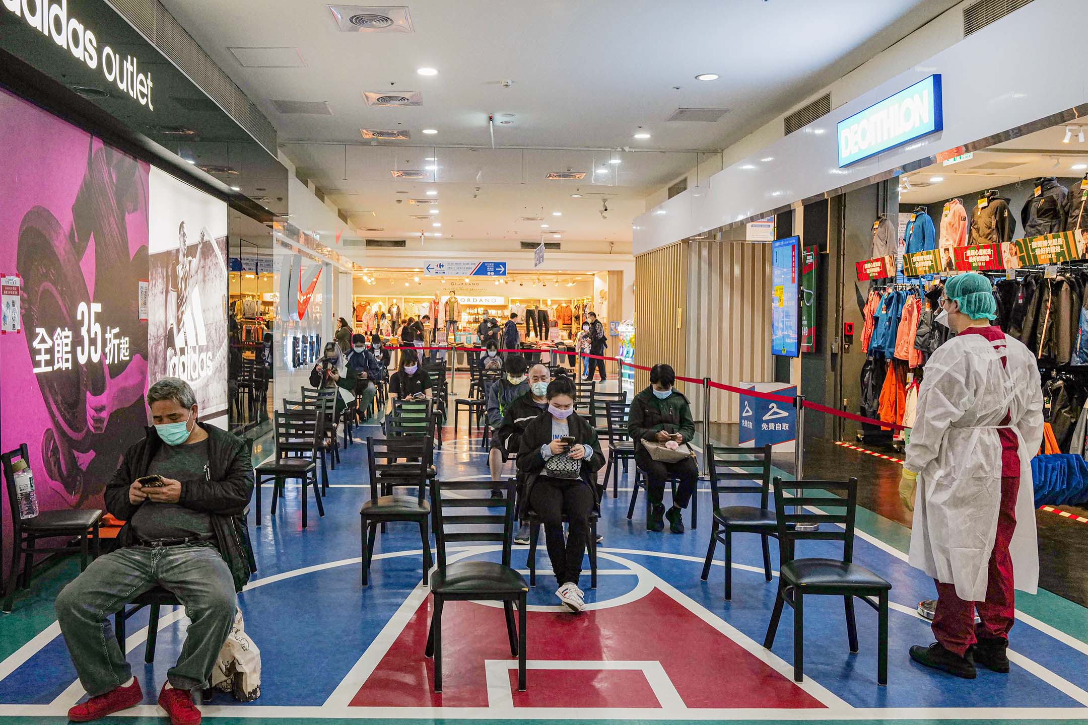 2021年12月10日新店家樂福,市民在接種疫苗後休息。