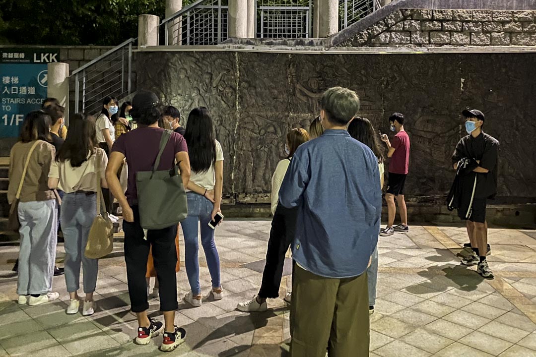 嶺大六四浮雕不算起眼,卻又偏偏每個嶺大學生都一定見過。潘嘉傑更年年舉辦導賞團,希望能讓平反六四薪火相傳。