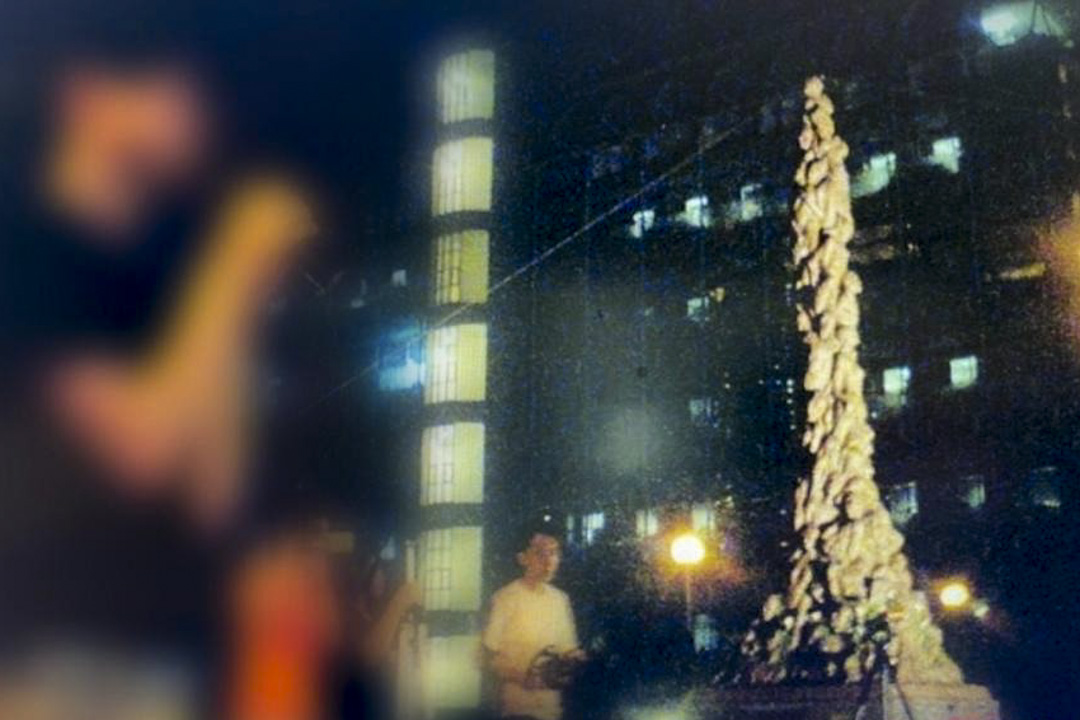 港大生在黃克競樓平台舉辦活動,2008年之前的國殤之柱仍是原本的啡銅色。