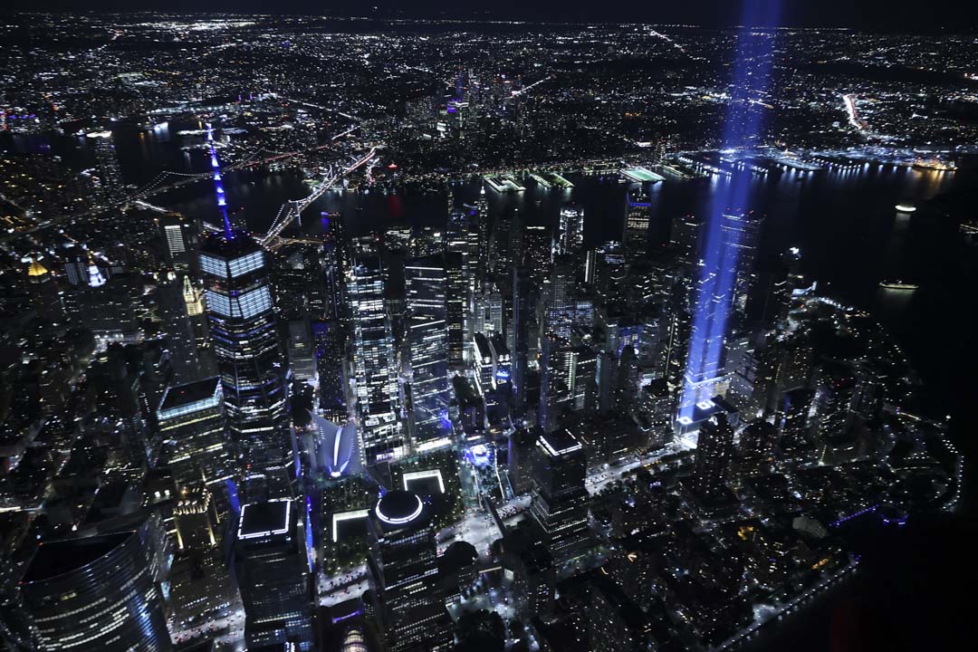 2021年9月11日,美國紐約曼哈頓區啟動雷射光,紀念911恐怖襲擊20週年,當時恐怖組織阿以蓋達劫持了多架民航客機,撞向世貿中心和五角大樓,造成近3000人死亡。