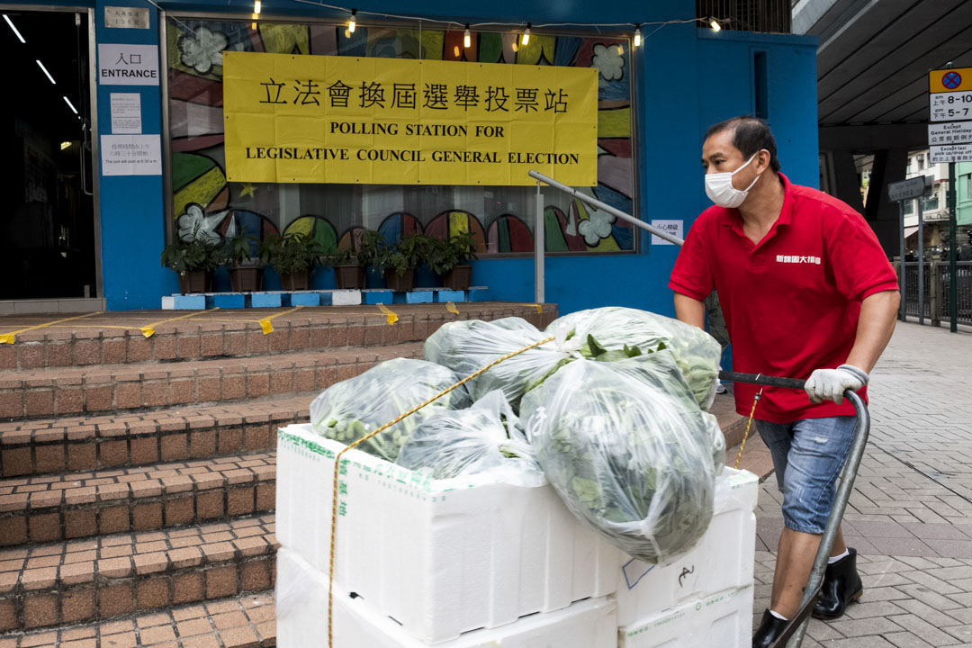 2021年12月19日,香港立法会换届选举,九龙中选区一个投票站门外。