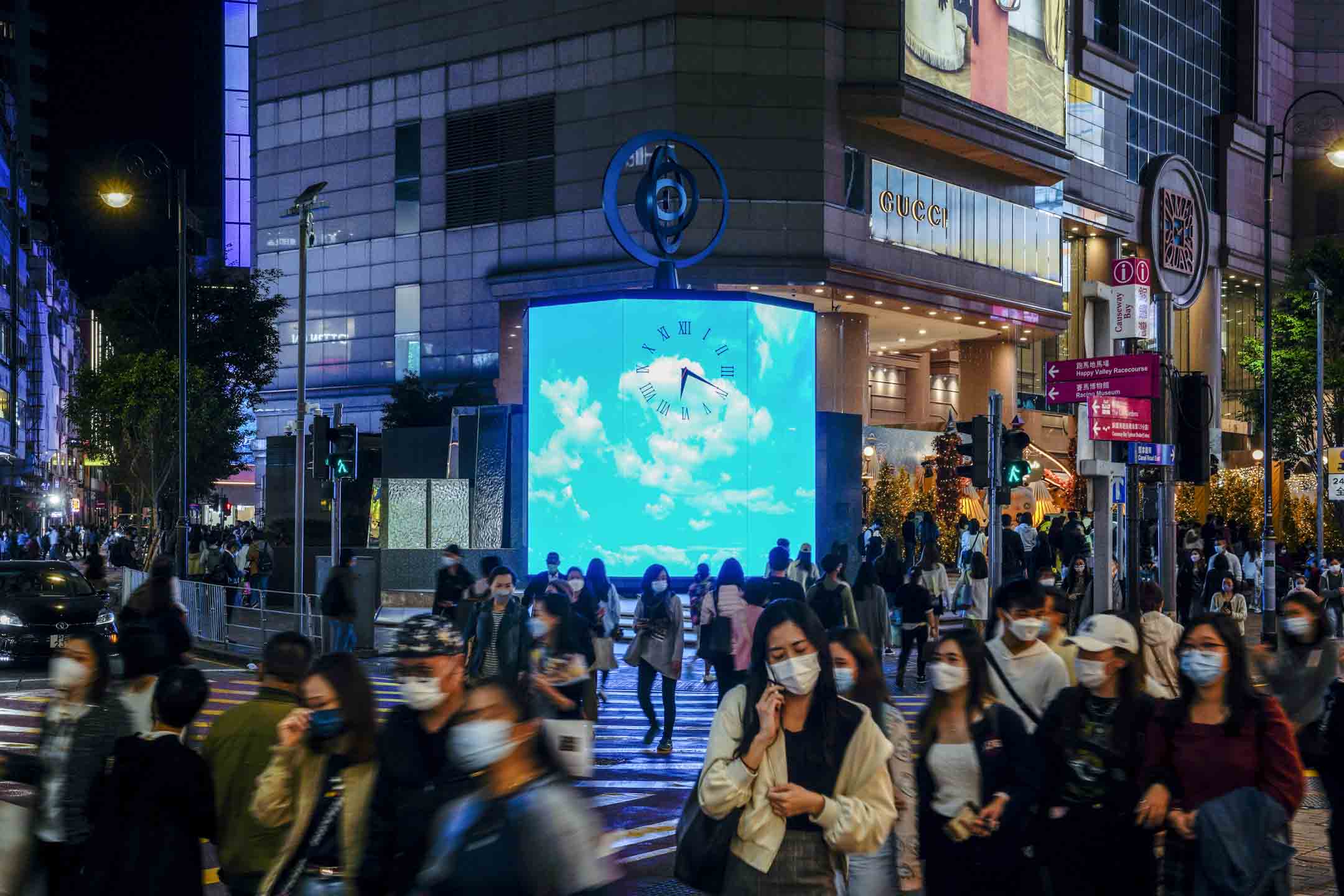 銅鑼灣時代廣場的鐘樓消失了,取而代之是一個莫名其妙的藍色標誌,外牆變成一塊巨型電子屏幕,無間斷閃爍着不同廣告。