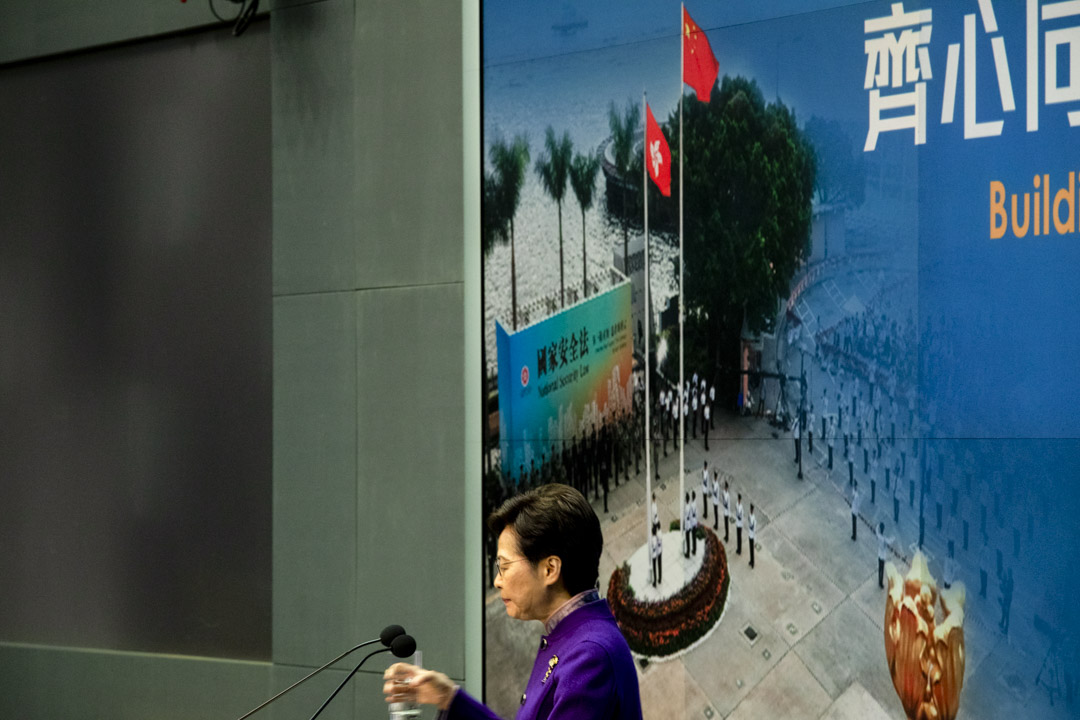 2021年12月20日,特首林鄭月娥晚上到北京述職前,在政總會見記者,並回應《香港民主白皮書》。