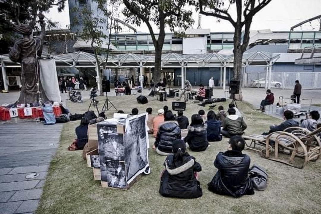 「民女廣場」成了中大學生舉辦活動、派文宣之地,這空間與中大生緊密扣連,學生參與活動時直接席地而坐,就當成自己的家。