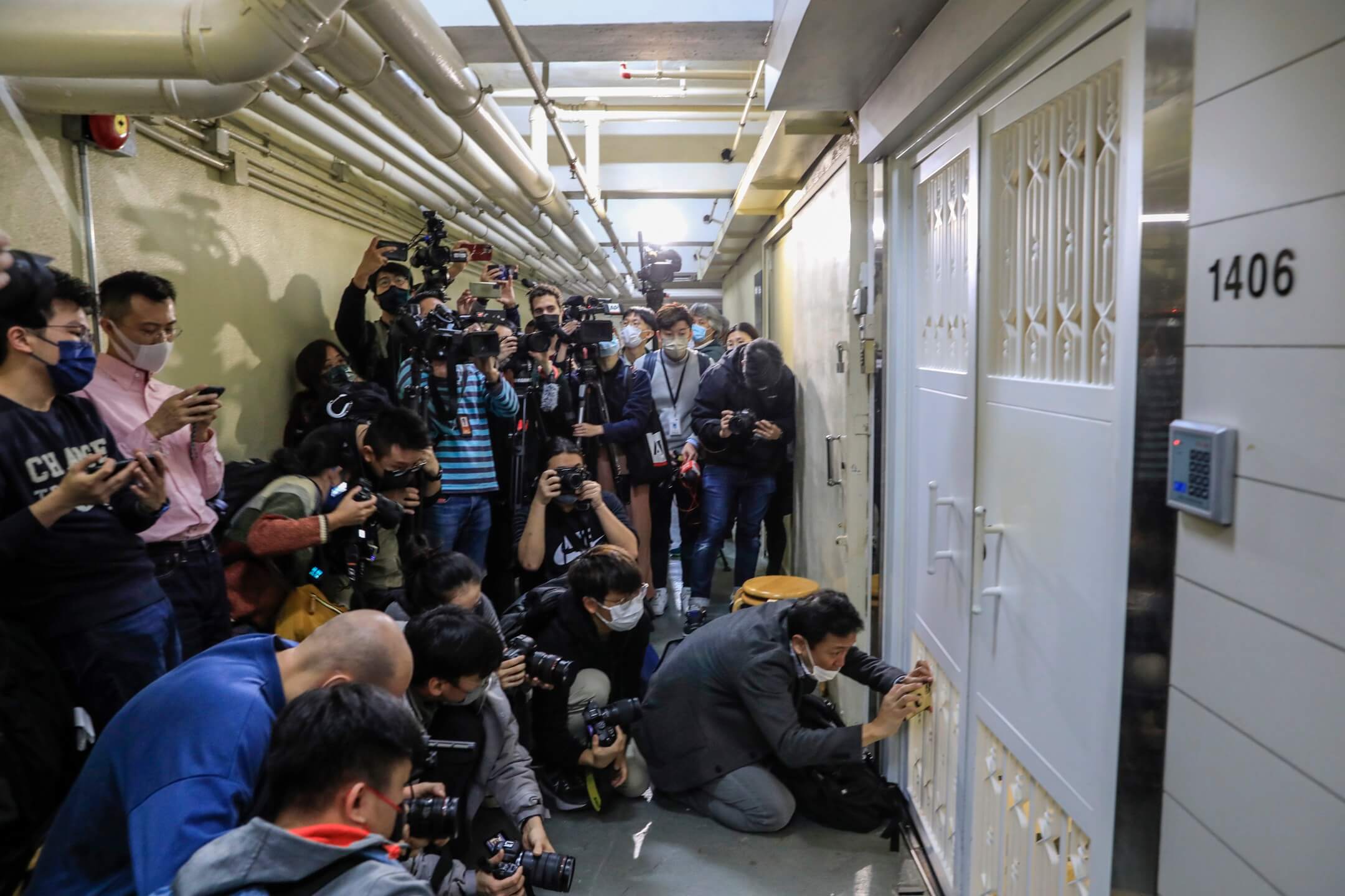 2021年12月29日,大批記者在《立場新聞》位於觀塘的辦公室外拍攝。攝:林振東/端傳媒