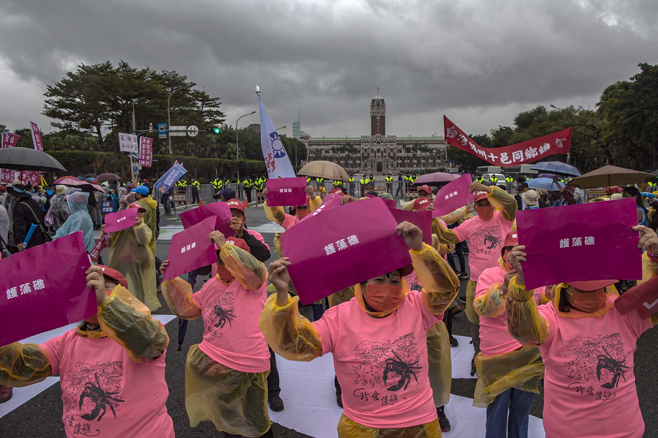 2021年12月12日,秋鬥團體與國民黨同時舉辦遊行,呼籲民眾一起「反萊豬、護藻礁」。