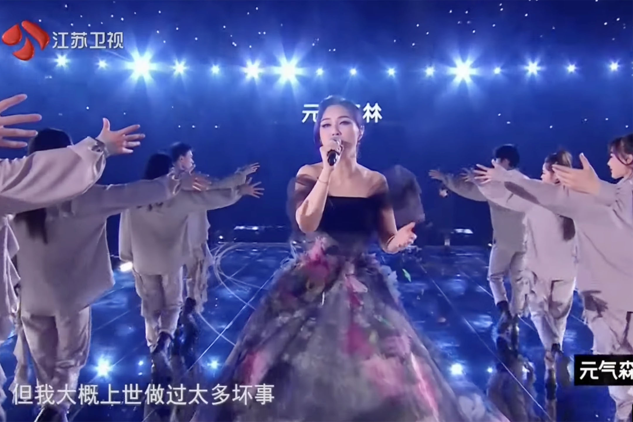 歌手楊千嬅在江蘇衛視的跨年晚會演出。