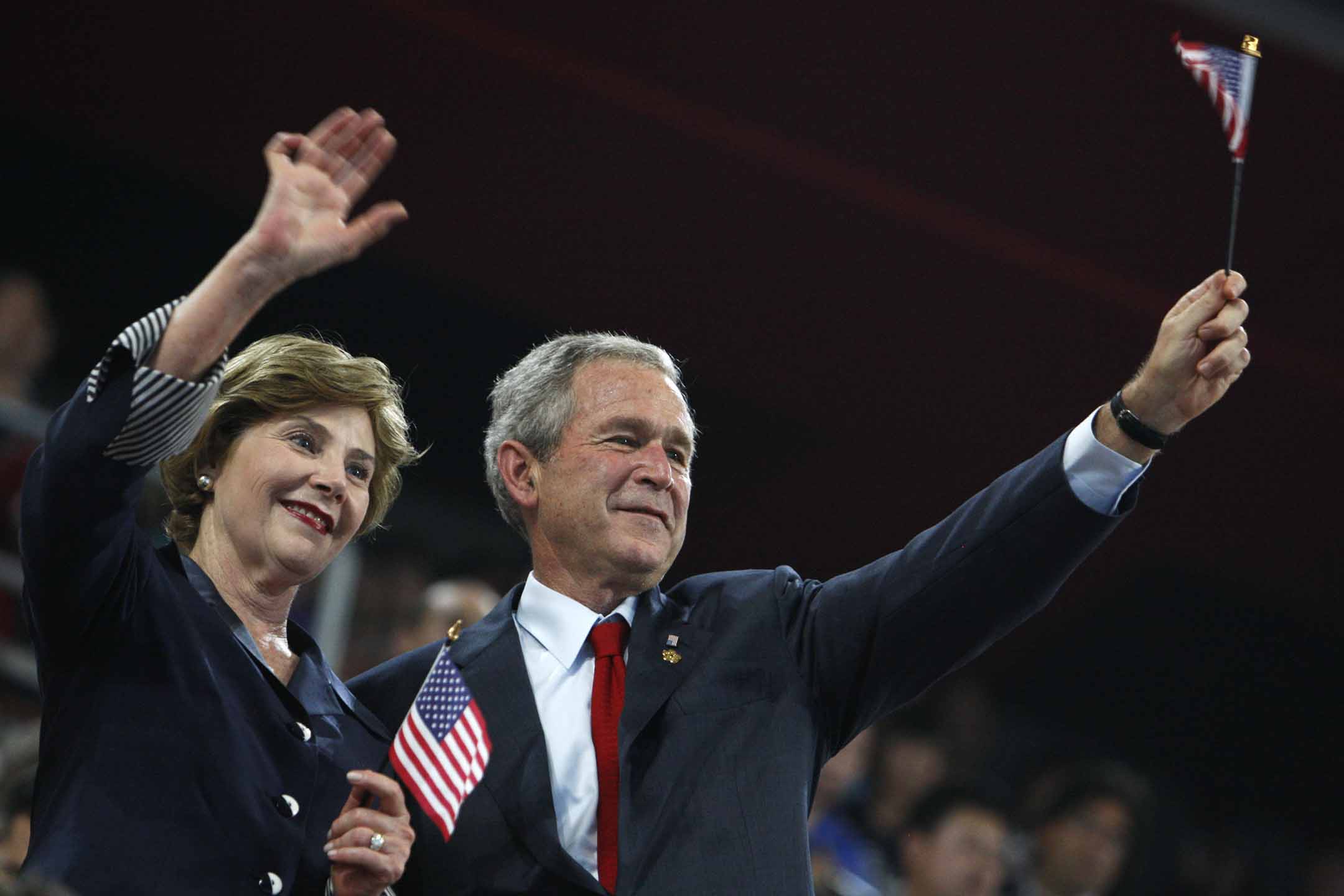 2008年8月8日,美國總統George W. Bush在北京國家體育場舉行的2008年北京夏季奧運會開幕式上,向美國代表團的運動員揮手致意。