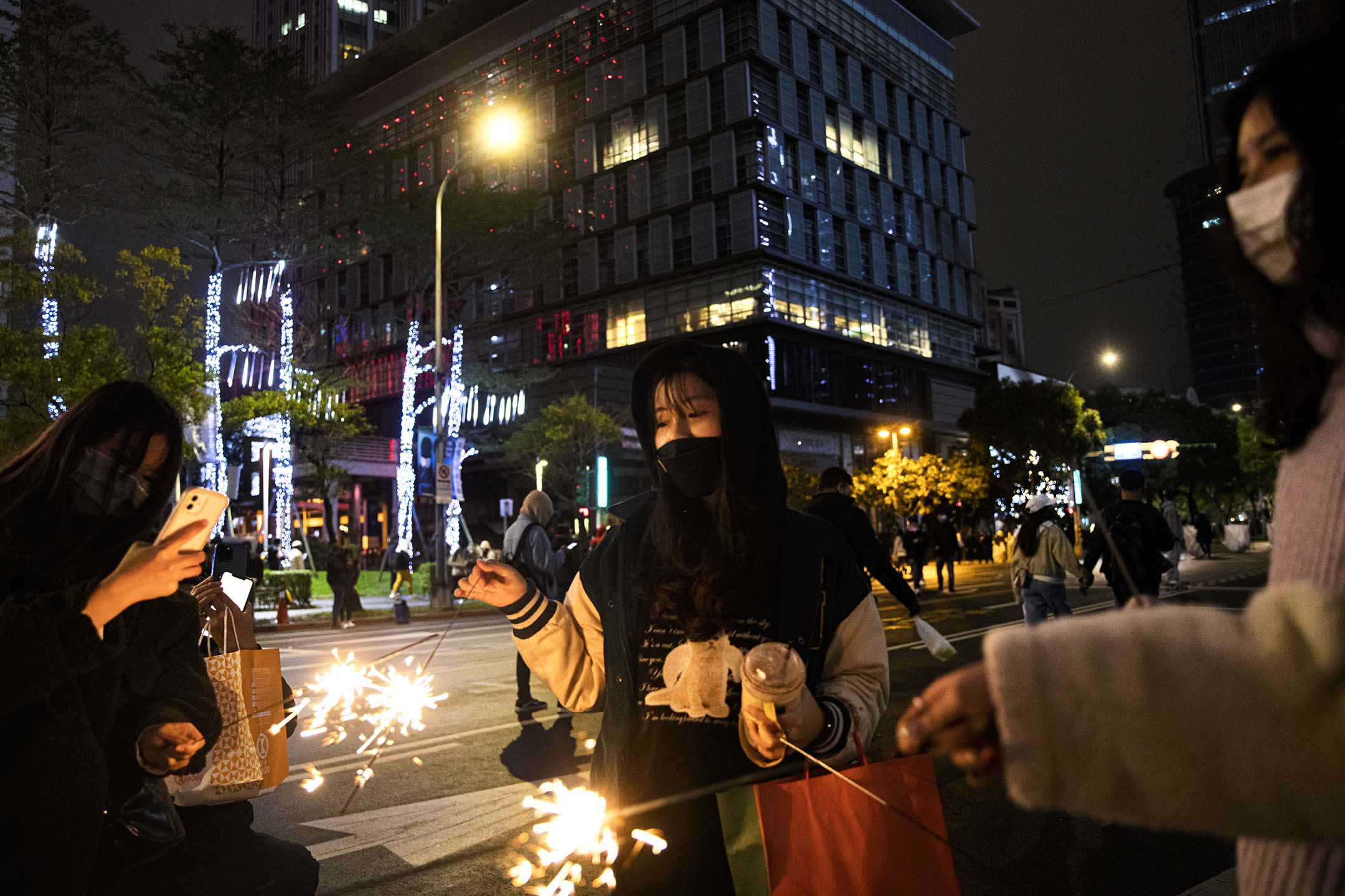 2022年1月1日,一班学生在街头庆祝新年。