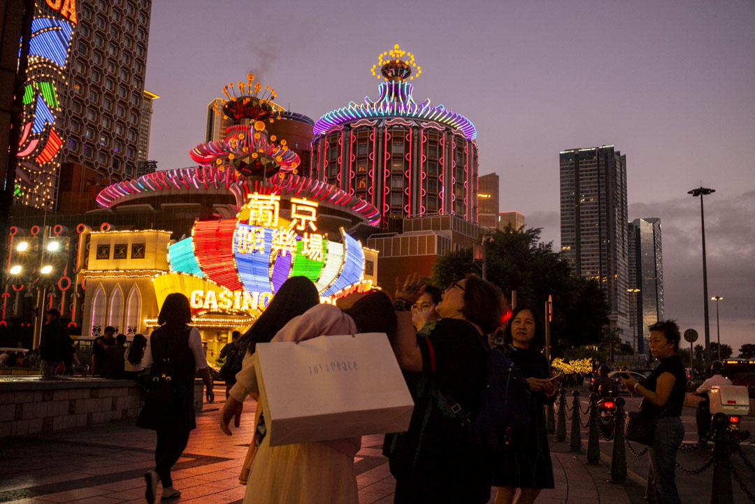 2019年12月18日，澳门葡京娱乐场前的游客。