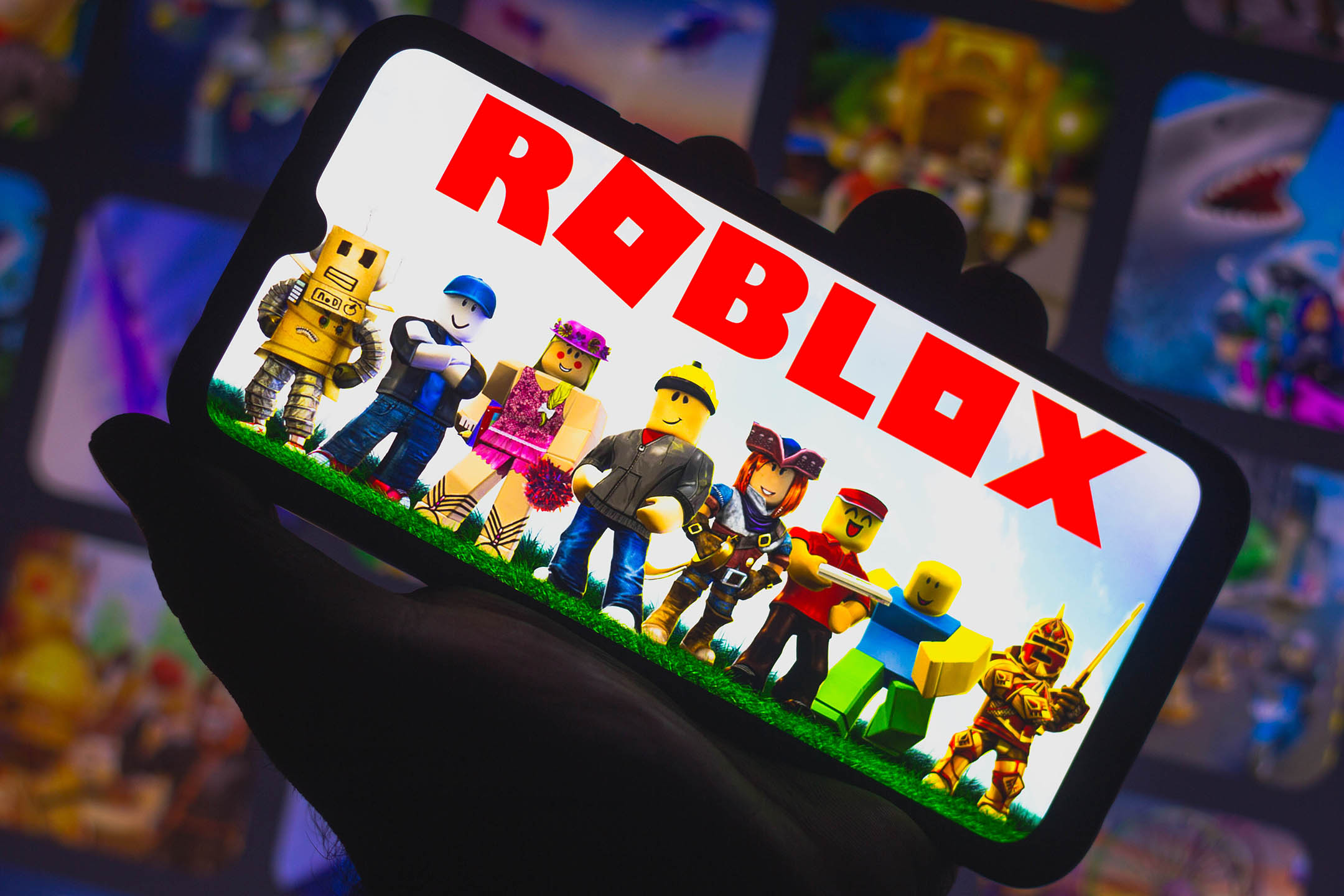 2021年3月30日,智能手机上显示Roblox的标志。