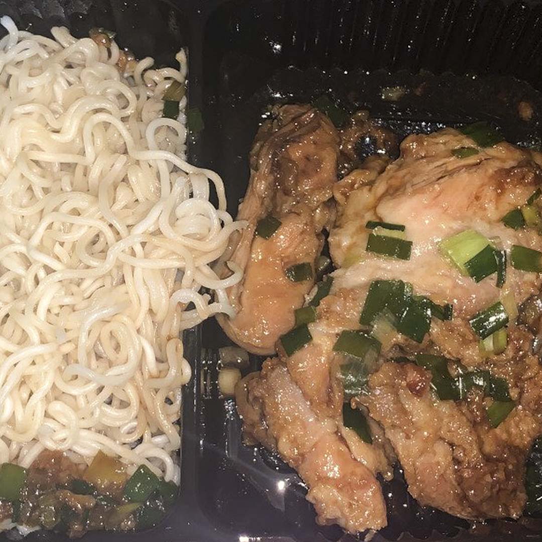 Annie是巴基斯坦裔穆斯林,需要吃清真食品。但於隔離第一天時所派發的食物,其中包括排骨飯、瘦肉粥、雞扒麵等都不能食用。