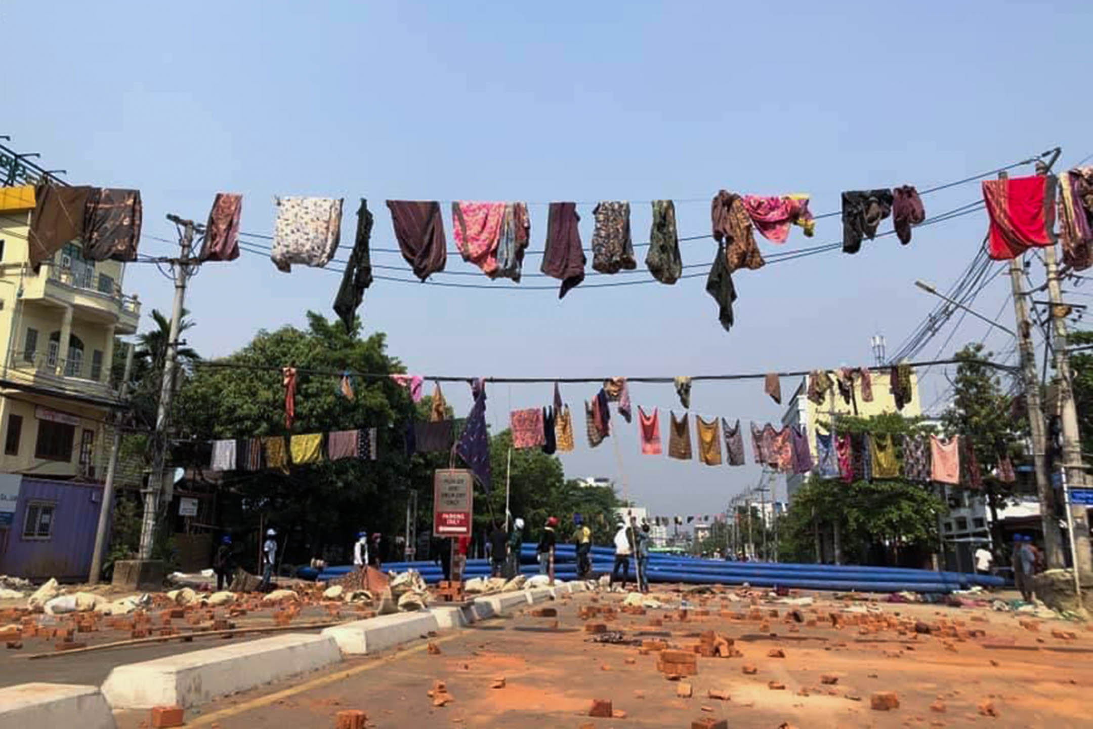 几个世纪以来,在缅甸有一个禁忌:男人在女人的longyi下行走或放在一起洗衣,对男人的 “hpoun”(有时被描述为男性的荣耀)有害。Longyi是缅甸男人和女人穿在腰间的一块布。在仰光的街道上,居民们把妇女的衣服串起来,穿过他们抗议的街道,以此来减缓被派去逮捕和射杀的迷信士兵。
