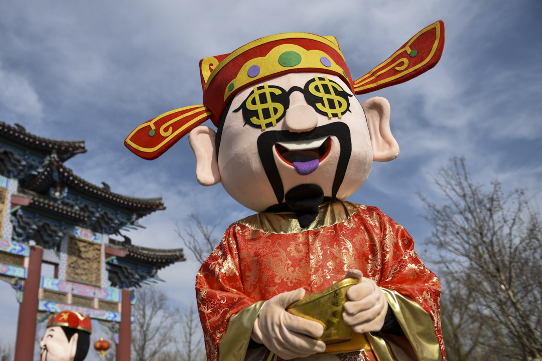 2021年2月16日,財神爺在安徽省阜陽市生態公園廣場為遊客祝福。