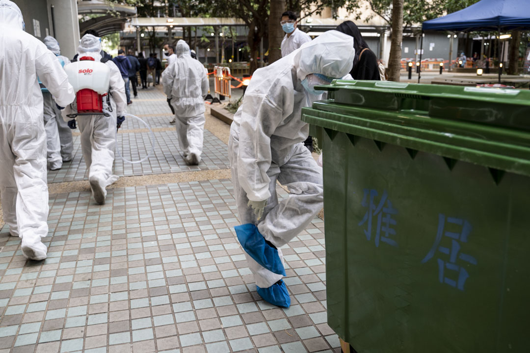 葵涌邨全邨都有不少穿上保護衣的工作人員。