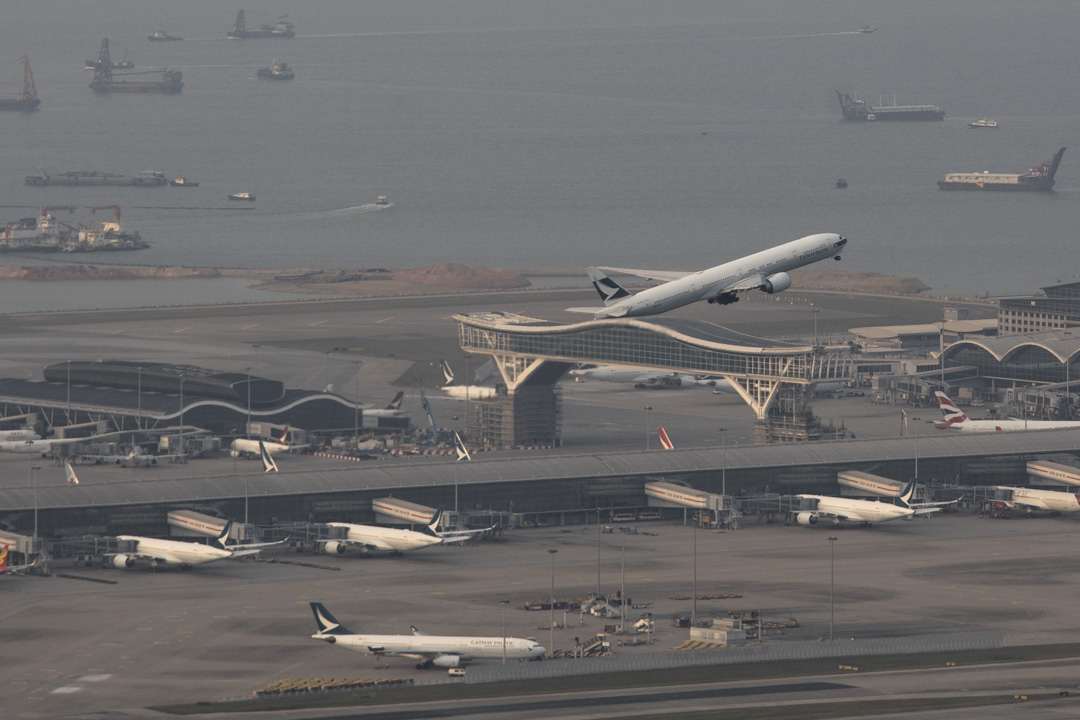 香港國際機場，一架國泰航空的客機起飛。