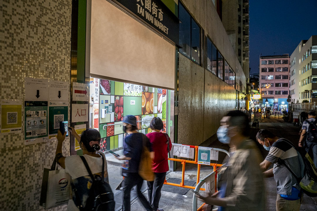 2021年11月1日,市民進入食環署轄下的公眾街市前,要先使用「安心出行」應用程式掃描二維碼,方可入內。
