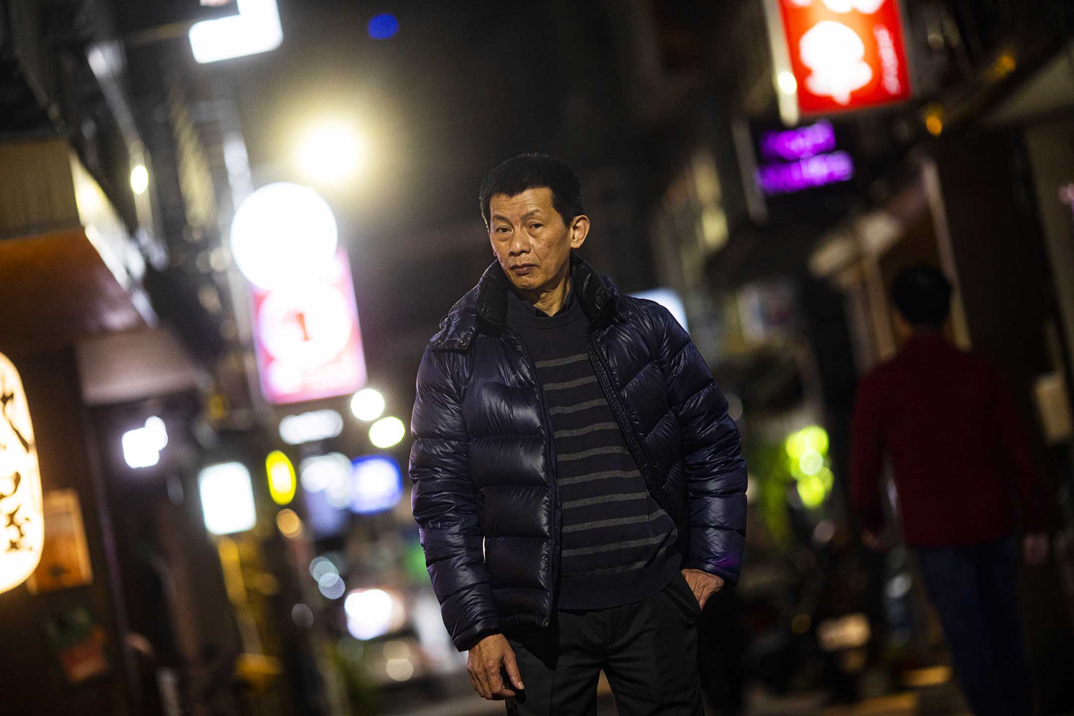 吴景光,广告设计业者,他今年60岁,负责许多条通店家的外景布置、招牌,同时也是一名老少爷。