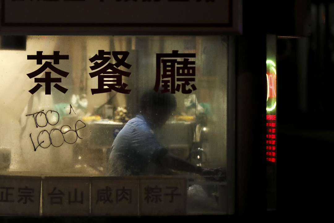 疫情下,加拿大中餐馆的厨师在准备外卖食品。