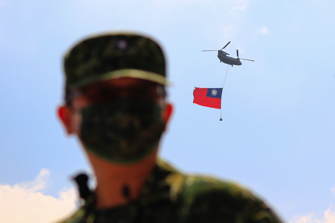 2021年9月28日,桃園有台灣雙十國慶慶典表演彩排,一架載有台灣國旗的直升機飛越軍營。