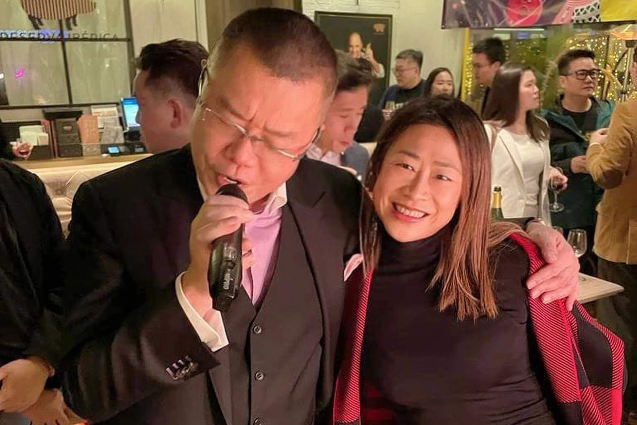 洪為民（左）和參加者在派對舉行期間均沒戴口罩。