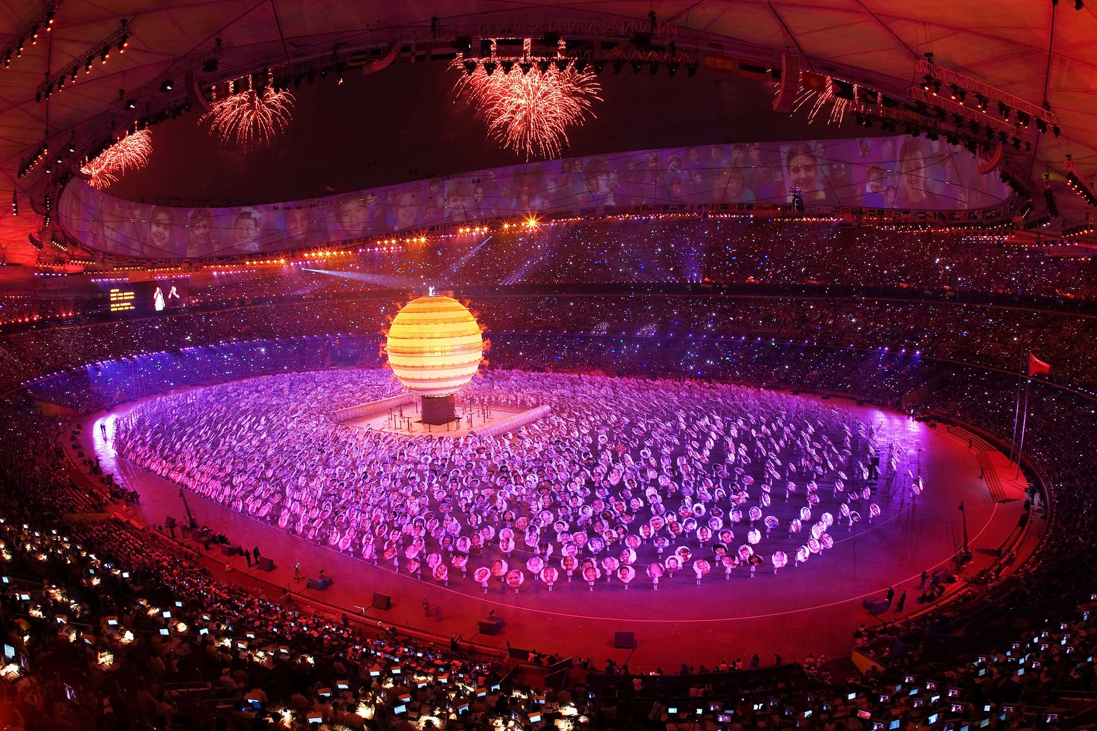2008年8月8日,表演者參加北京國家體育場舉行的2008年奧運會開幕式。